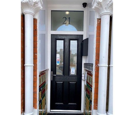 Oyo Hillcrest Studio Apartments كْليثوربس المظهر الخارجي الصورة